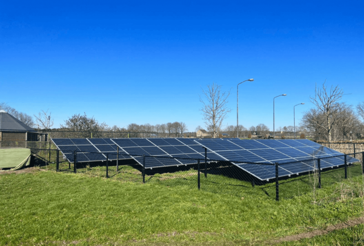Grondopstelling met 64 zonnepanelen op het terrein van de klant